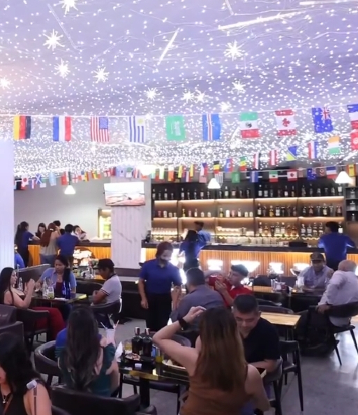 Cena bajo las luces
